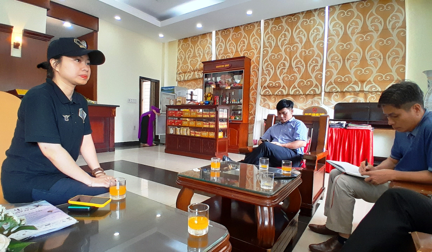 Đại diện đơn vị tổ chức (bìa trái) khẳng định, khinh khí cầu dừng lại tại khu vực nghĩa trang ở Huế không phải là một sự cố.