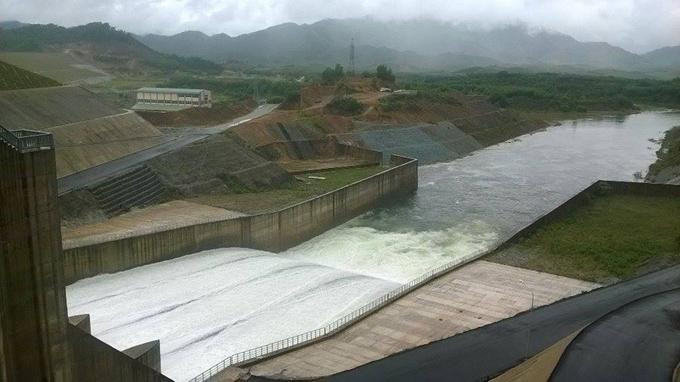 Ban Chỉ huy PCTT&amp;CTKCN tỉnh TT-Huế phát lệnh vận hành hồ chứa Tả Trạch trên lưu vực sông Hương nhằm ứng phó mưa lũ. Ảnh CTV