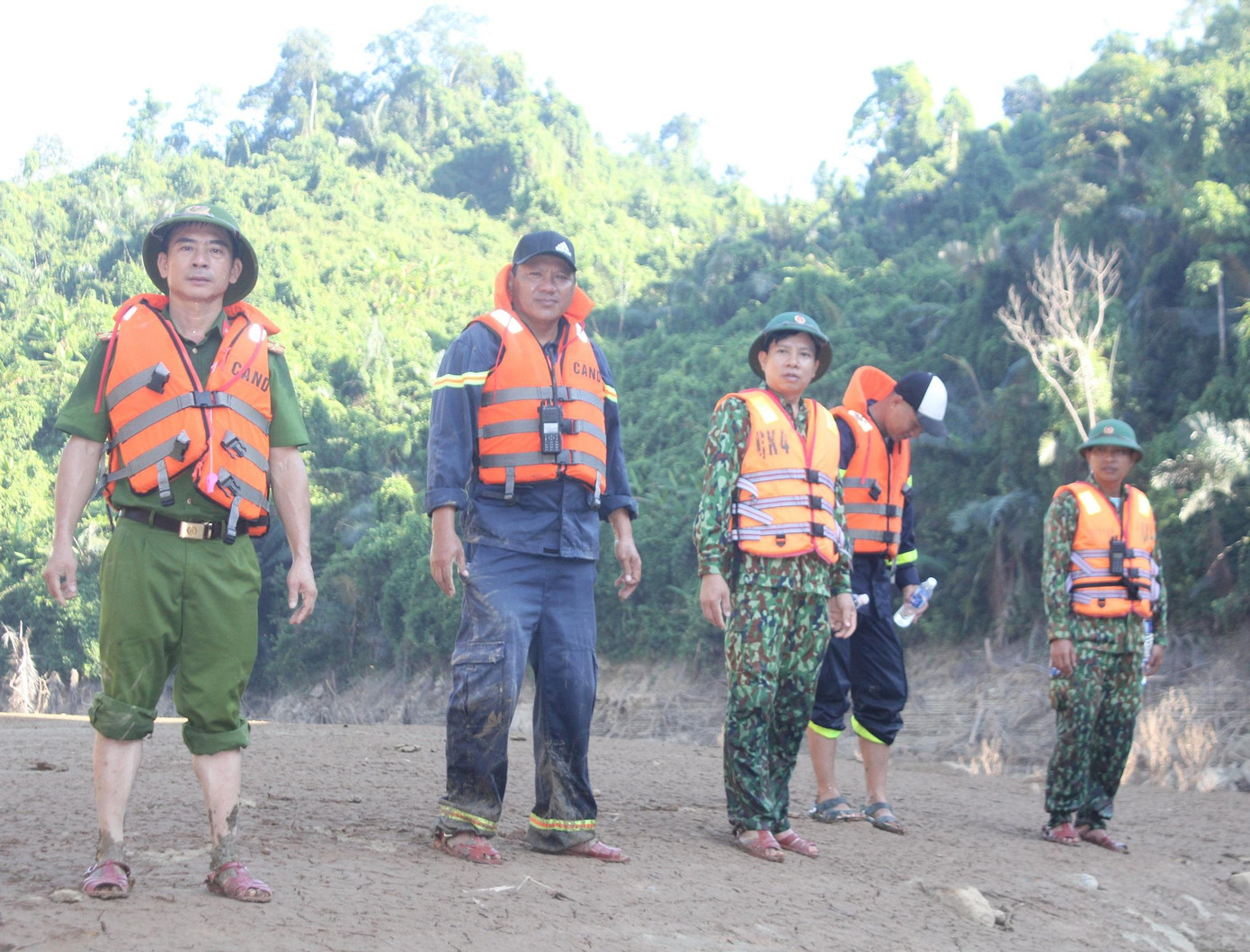 Thôi một ngày tìm kiếm gian nan, vất vả của lực lượng chức năng Thôi một ngày tìm kiếm gian nan, vất vả của lực lượng chức năng