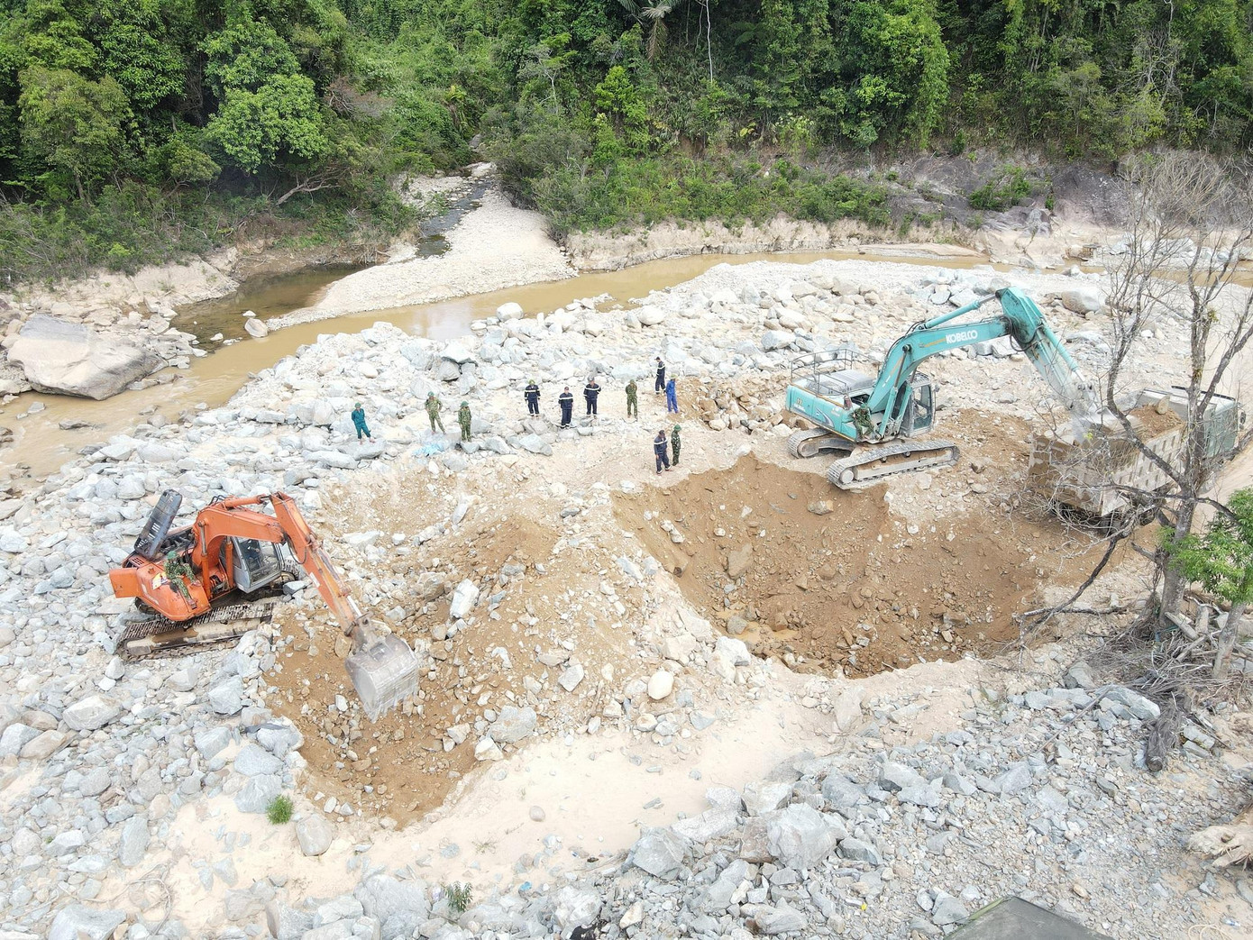 Tìm kiếm tại bãi bồi số 2, cách hiện trường sạt lở khoảng 2,5km Tìm kiếm tại bãi bồi số 2, cách hiện trường sạt lở khoảng 2,5km