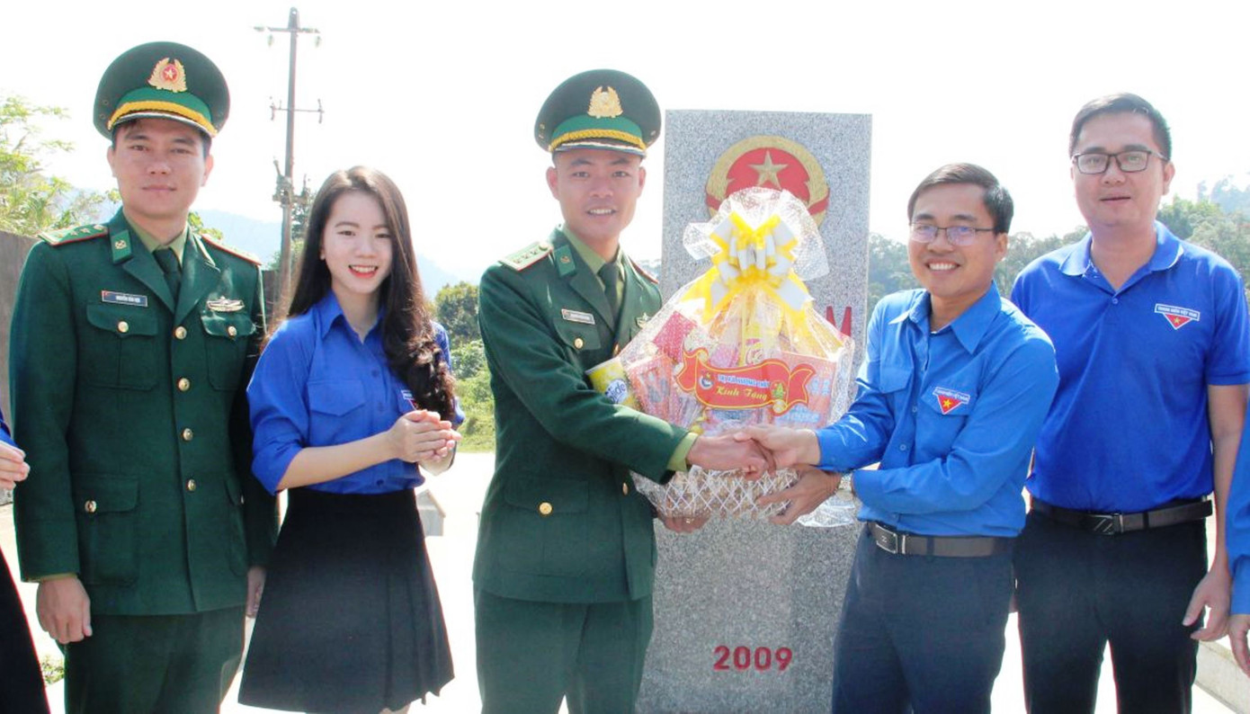 Thăm, tặng quà cho cán bộ, chiến sĩ Đồn Biên phòng cửa khẩu A Đớt (huyện biên giới A Lưới, TT-Huế) trong trong khuôn khổ chương trình “Tháng Thanh niên”, “Tháng ba biên giới” năm 2023. Ảnh: Quỳnh Anh Thăm, tặng quà cho cán bộ, chiến sĩ Đồn Biên phòng cửa khẩu A Đớt (huyện biên giới A Lưới, TT-Huế) trong trong khuôn khổ chương trình “Tháng Thanh niên”, “Tháng ba biên giới” năm 2023. Ảnh: Quỳnh Anh