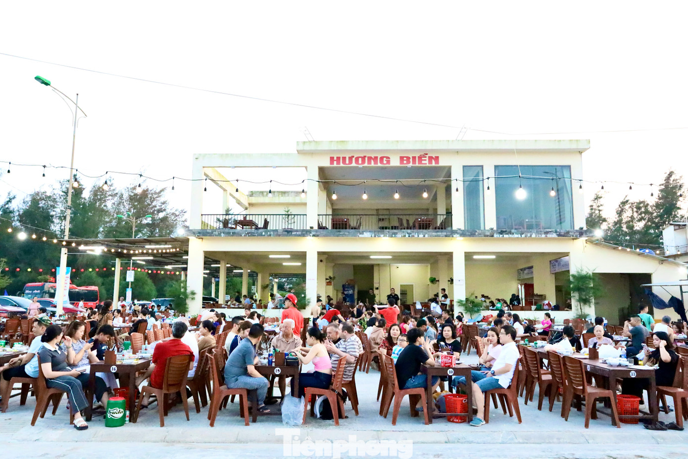 “Lúc mới dựng lại hàng quán, tôi thấp thỏm lắm. Giờ thì có hôm phải từ chối khách vì không còn chỗ ngồi”, anh Lê Văn Bình, chủ một nhà hàng hải sản tại vùng bờ biển Thuận An - Phú Thuận, chia sẻ. “Lúc mới dựng lại hàng quán, tôi thấp thỏm lắm. Giờ thì có hôm phải từ chối khách vì không còn chỗ ngồi”, anh Lê Văn Bình, chủ một nhà hàng hải sản tại vùng bờ biển Thuận An - Phú Thuận, chia sẻ.