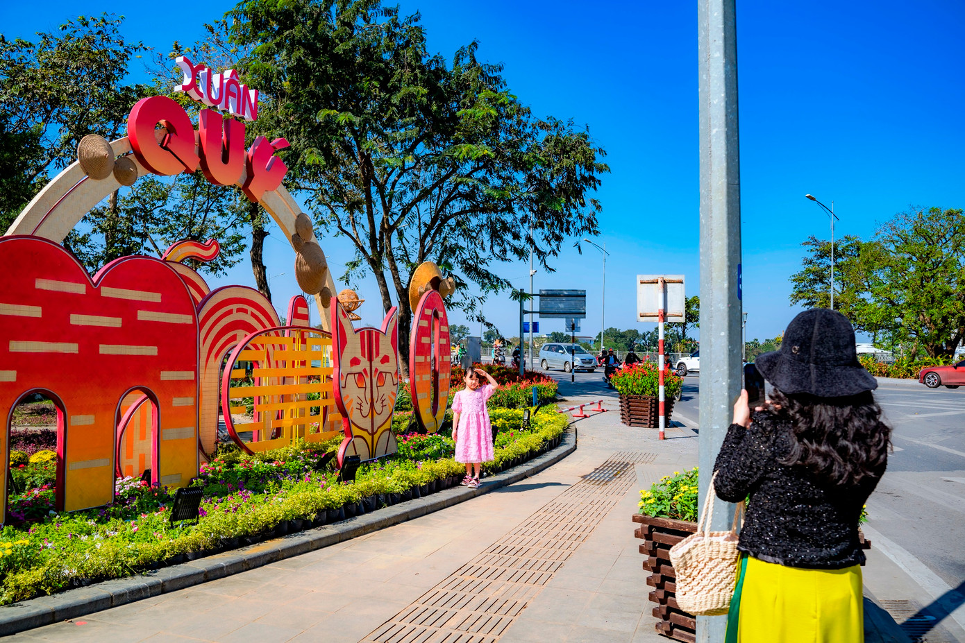 Hình tượng mèo cạnh cầu Phú Xuân (TP Huế) cũng là nơi có nhiều người tìm đến chụp hình lưu niệm trong ngày Tết. Ảnh: Đình Hoàng