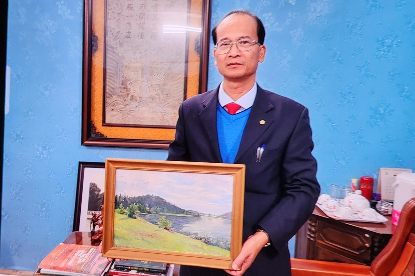 Bức tranh vẽ phong cảnh của vua Hàm Nghi đã được hậu duệ của ông chuyển tặng cho Huế. Bức tranh vẽ phong cảnh của vua Hàm Nghi đã được hậu duệ của ông chuyển tặng cho Huế.