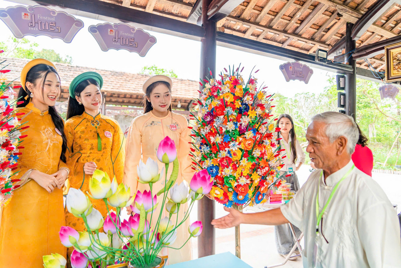 Ngoài việc tham gia trưng bày, nhiều nghệ nhân còn đóng góp tài chính và tặng tác phẩm để đấu giá, gây quỹ ủng hộ chương trình xóa nhà tạm tại thành phố Huế và Quỹ Bảo tồn Di sản Huế. Ảnh: TTDTCĐ.