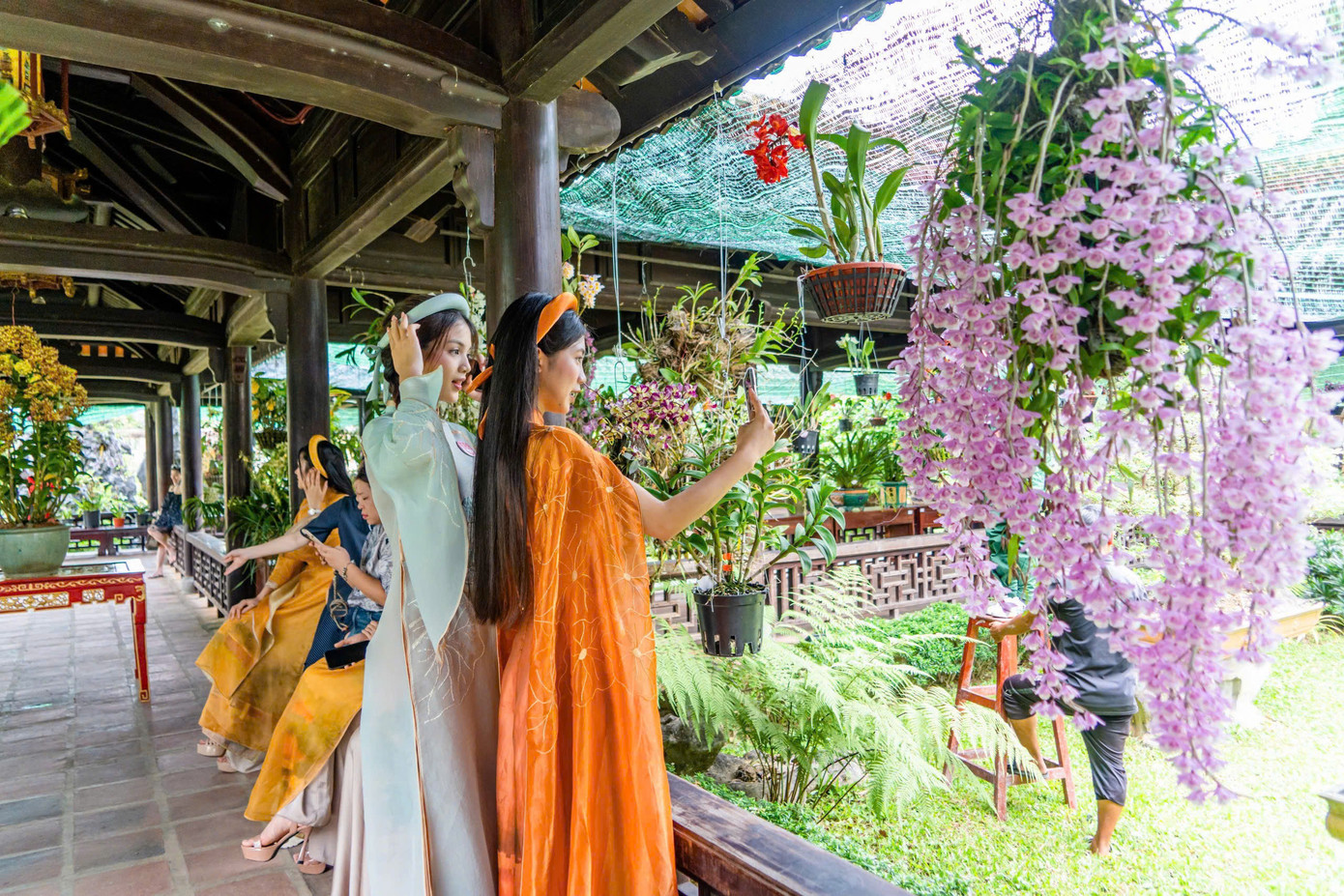 Ngoài việc tham gia trưng bày, nhiều nghệ nhân còn đóng góp tài chính và tặng tác phẩm để đấu giá, gây quỹ ủng hộ chương trình xóa nhà tạm tại thành phố Huế và Quỹ Bảo tồn Di sản Huế. Ảnh: TTDTCĐ.