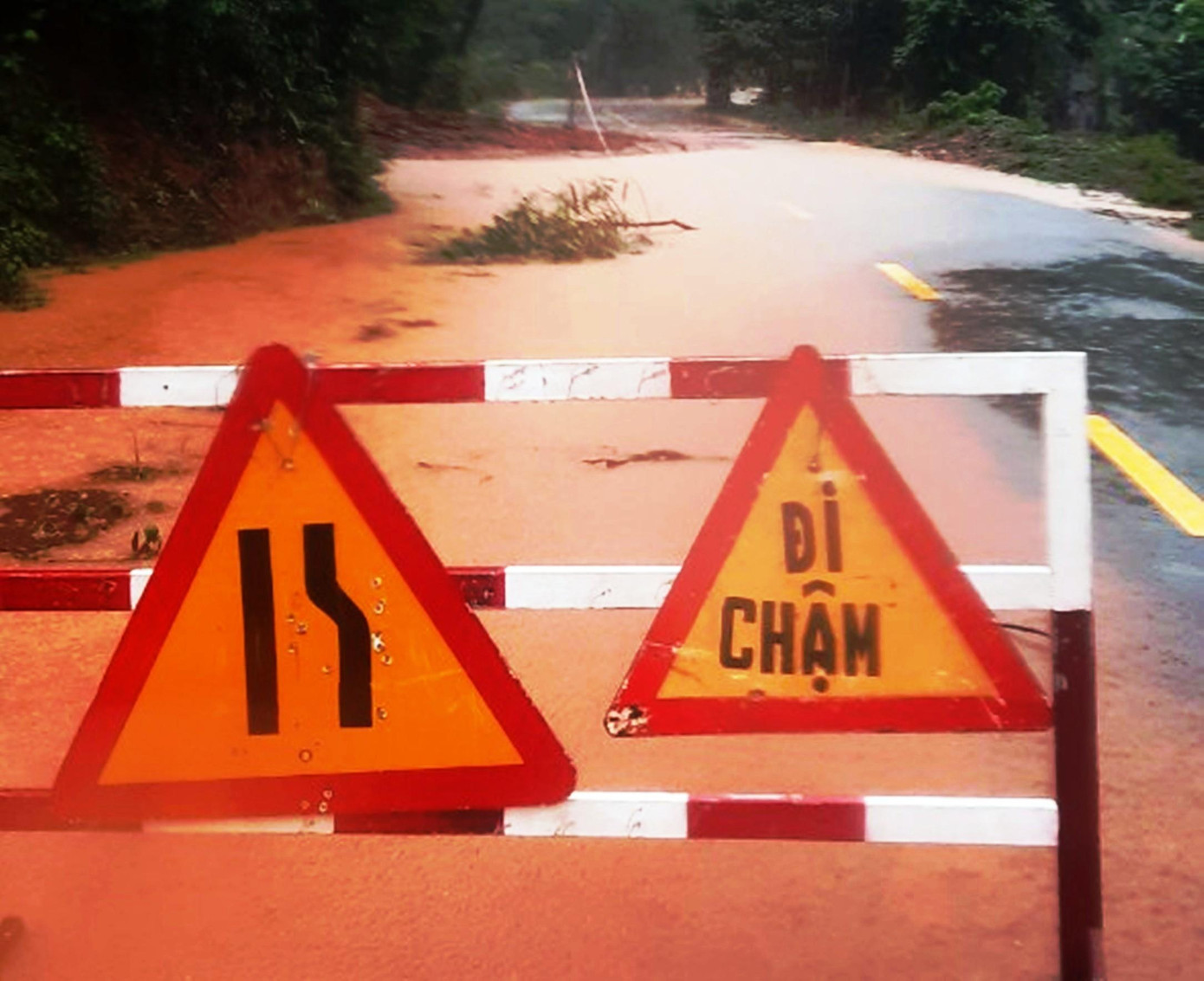 Rào chắn cảnh báo nguy hiểm trên tuyến Quốc lộ 49B