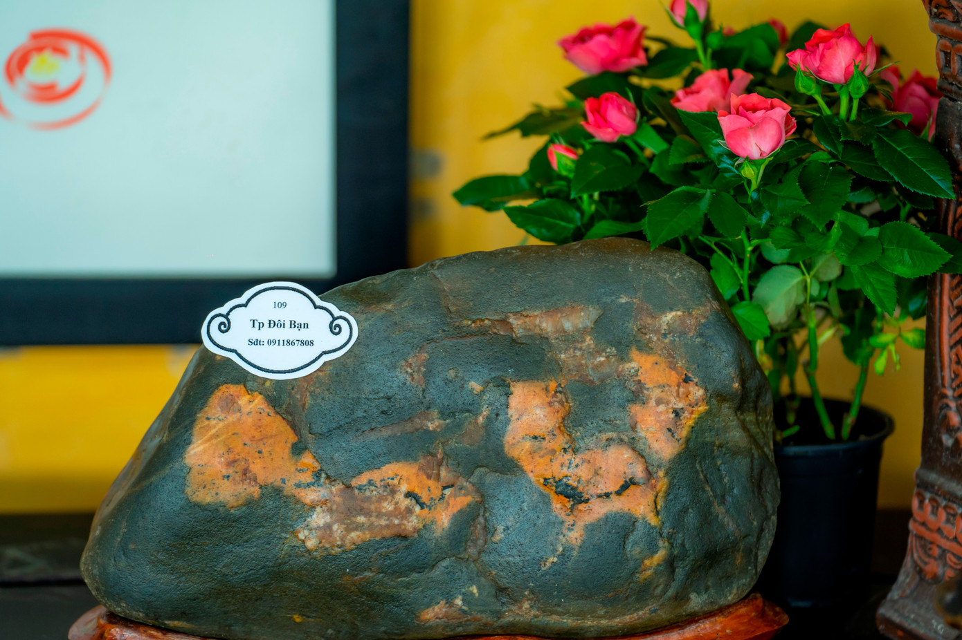 Cùng với đó là những tạo tác độc đáo của tác phẩm đá cảnh nghệ thuật mang vẻ đẹp “cổ, kỳ, nhã, ý”. Ảnh: Đ.H