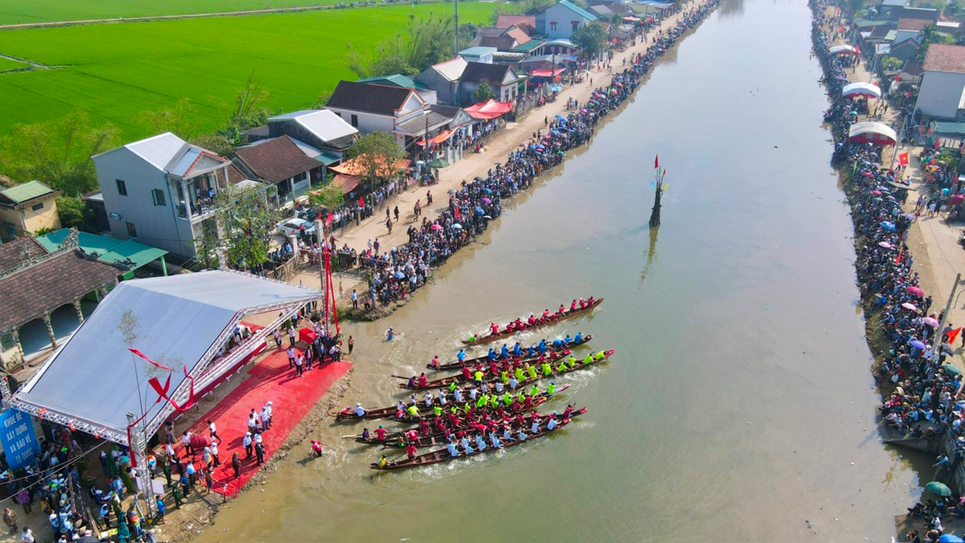 Giải năm nay quy tụ gần 400 tay bơi đến từ 9 đội đua thuộc các phường Thủy Dương, Thủy Phương, Thủy Thanh, Thủy Châu, Thủy Lương, Thủy Tân, Phú Bài, Thủy Phù và Dương Hòa. Giải năm nay quy tụ gần 400 tay bơi đến từ 9 đội đua thuộc các phường Thủy Dương, Thủy Phương, Thủy Thanh, Thủy Châu, Thủy Lương, Thủy Tân, Phú Bài, Thủy Phù và Dương Hòa.