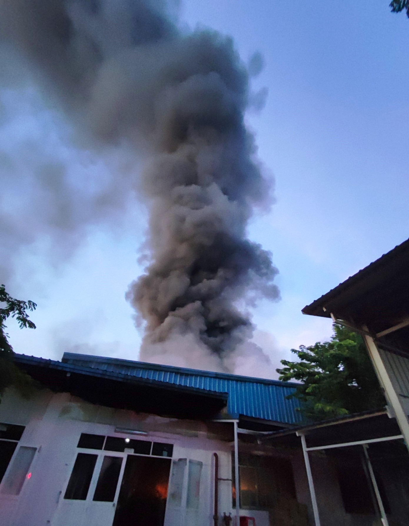 Khu vực nhà xưởng xảy ra hỏa hoạn có diện tích khoảng 1,2ha. Tại đây có các trang thiết bị máy móc, nguyên vật liệu, hàng hóa phục vụ cho việc sản xuất quần áo các loại. Trong ảnh: Những cột khói bốc cao hàng chục mét