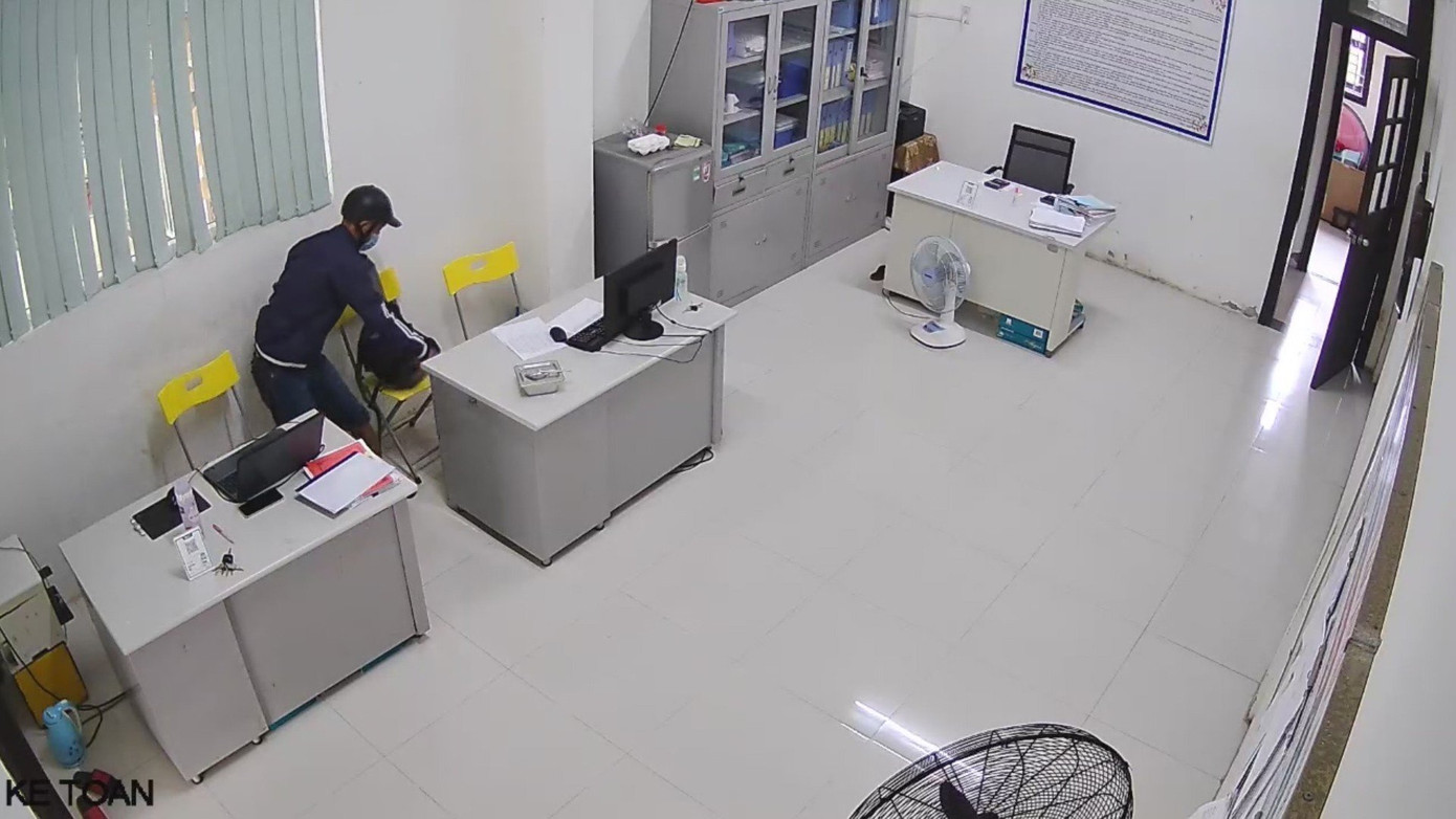 Hành vi trộm cắp tài sản của Thành bị camera an ninh của trường học ghi lại.
