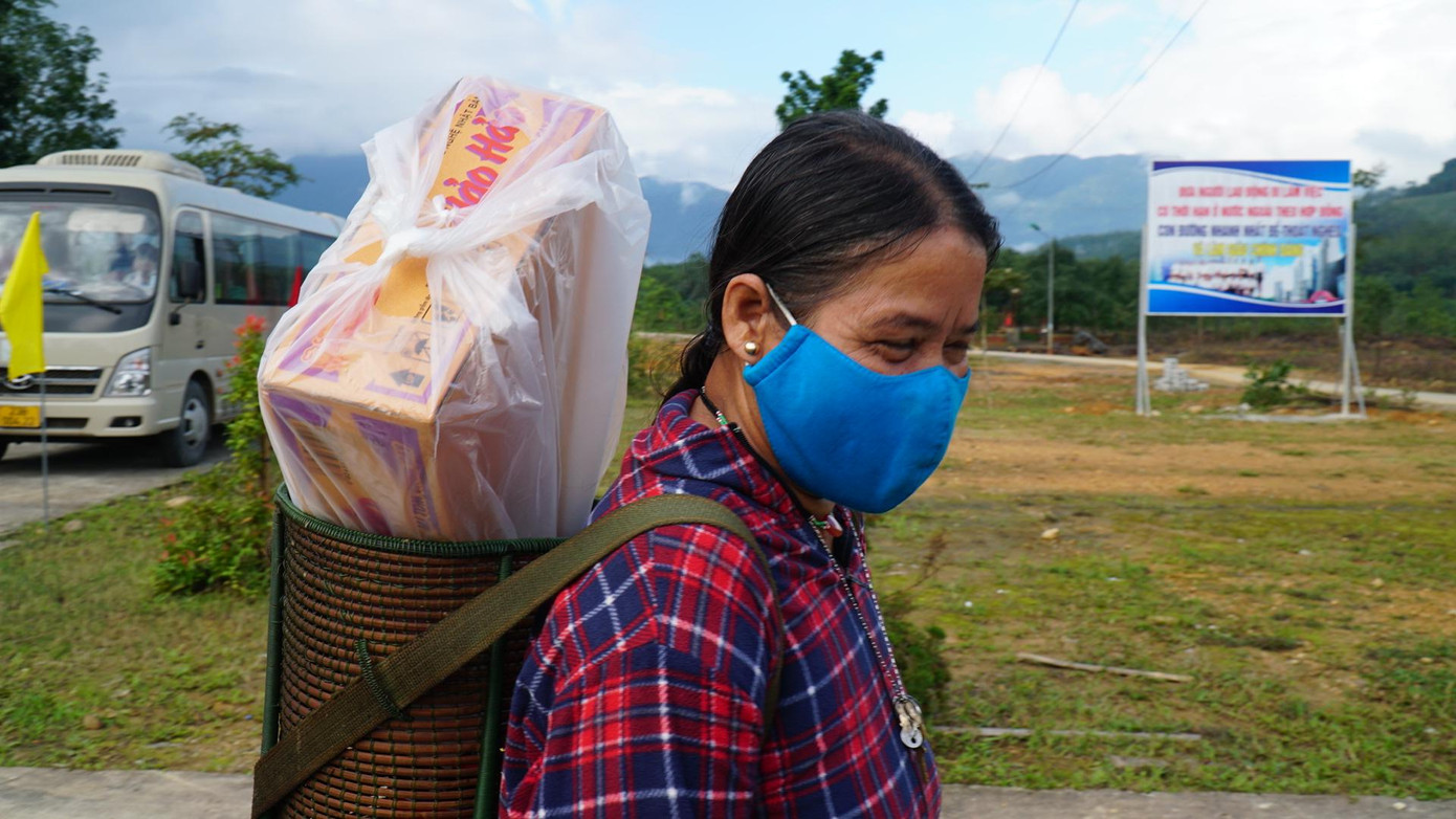 Bà con vùng cao vui vẻ mang quà Xuân về nhà Bà con vùng cao vui vẻ mang quà Xuân về nhà