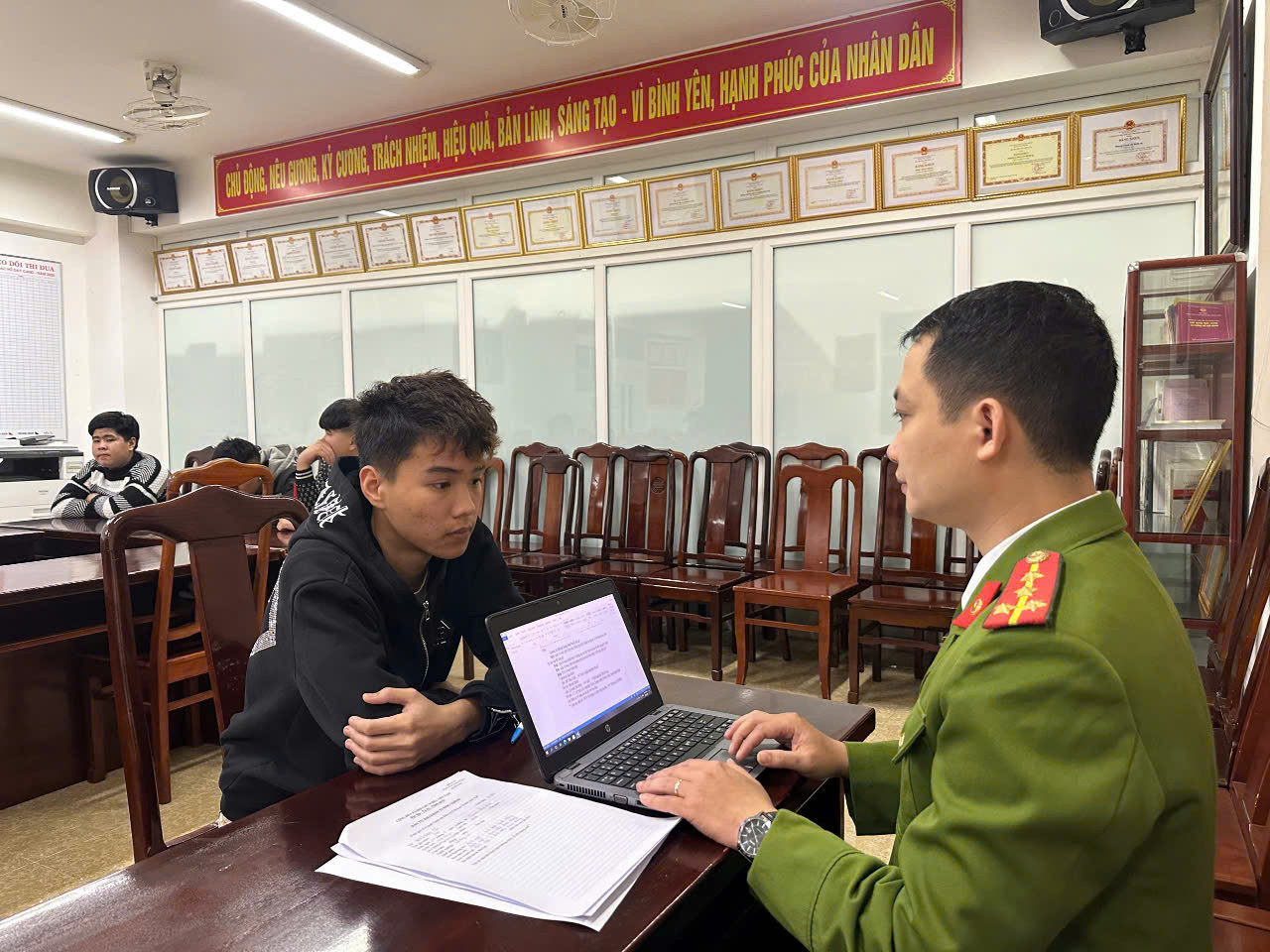 Lấy lời khai đối tượng tham gia cưỡng đoạt tài sản. Lấy lời khai đối tượng tham gia cưỡng đoạt tài sản.