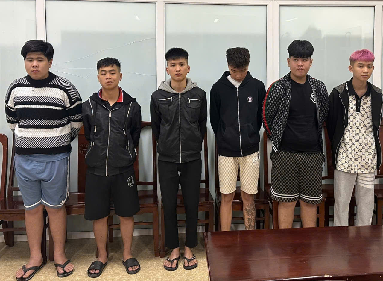 Nhóm chuyên cưỡng đoạt tiền của người đi đường bị công an tạm giữ. Nhóm chuyên cưỡng đoạt tiền của người đi đường bị công an tạm giữ.