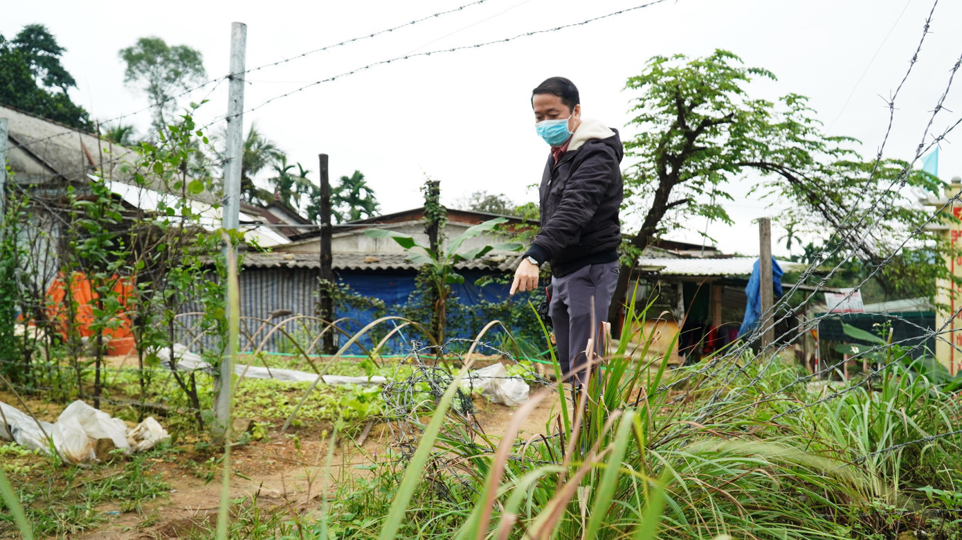 Trước tình hình này, Ban quản lý dự án từng có văn bản gửi cho UBND các huyện tại TT-Huế có đường cao tốc đi qua, nhằm yêu cầu vận động, tuyên truyền và cắt cử lực lượng bảo vệ hàng rào, nhắc nhở người dân không tự ý tháo dỡ hệ thống hạ tầng bảo đảm an toàn giao thông. Sau khi nhắc nhở, nếu người dân tiếp tục tái phạm thì phải mời cơ quan chức năng vào cuộc để xử lý, ngăn chặn, nhằm đảm bảo an toàn khi vận hành tuyến đường.