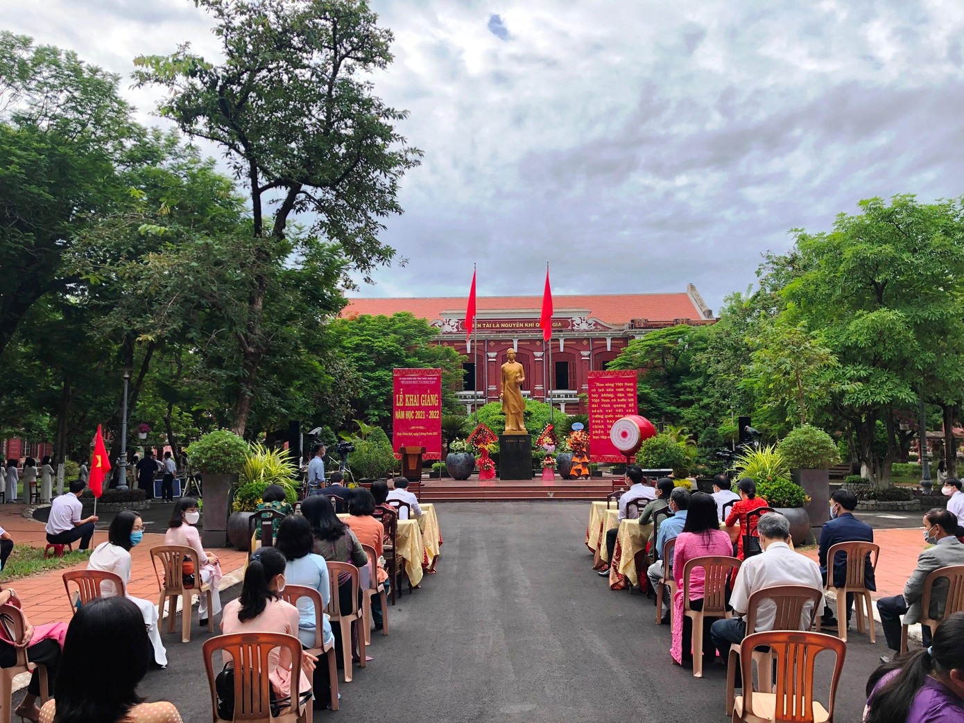 Quang cảnh lễ khai giảng tại Trường Quốc học Huế Quang cảnh lễ khai giảng tại Trường Quốc học Huế