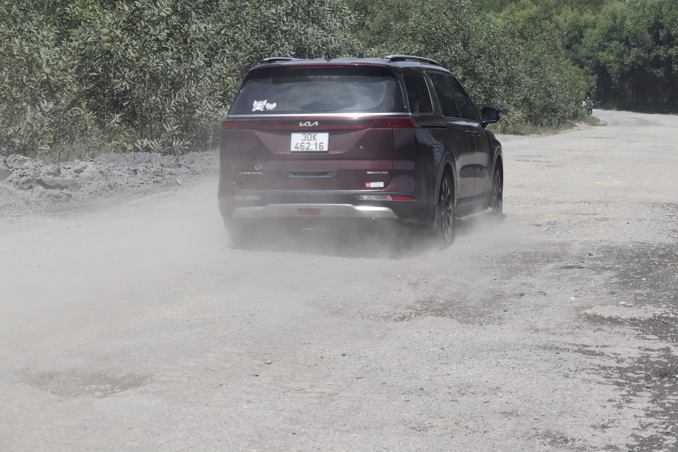 Mùa mưa, tuyến đường biến thành các "ao nước bùn", mùa nắng lại mịt mù bụi bặm. Ông Phan Phơi (thôn Quảng Lợi, phường Phong Điền) phản ánh: "Hễ trời mưa, đoạn đường bị xe tải trọng băm nát, chậm được sửa chữa nâng cấp đã xảy ra tình trạng xe mô tô chết máy, nhiều người từng té ngã xuống các ổ gà lầy lội. Nắng lên thì bụi bay mù mịt, bà con đi lại rất khốn khổ. Có lần, xe khách từ cao tốc xuống tuyến này bị nghiêng, suýt lật nhào vì mặt đường quá xấu, rất nguy hiểm”. Mùa mưa, tuyến đường biến thành các "ao nước bùn", mùa nắng lại mịt mù bụi bặm. Ông Phan Phơi (thôn Quảng Lợi, phường Phong Điền) phản ánh: "Hễ trời mưa, đoạn đường bị xe tải trọng băm nát, chậm được sửa chữa nâng cấp đã xảy ra tình trạng xe mô tô chết máy, nhiều người từng té ngã xuống các ổ gà lầy lội. Nắng lên thì bụi bay mù mịt, bà con đi lại rất khốn khổ. Có lần, xe khách từ cao tốc xuống tuyến này bị nghiêng, suýt lật nhào vì mặt đường quá xấu, rất nguy hiểm”.