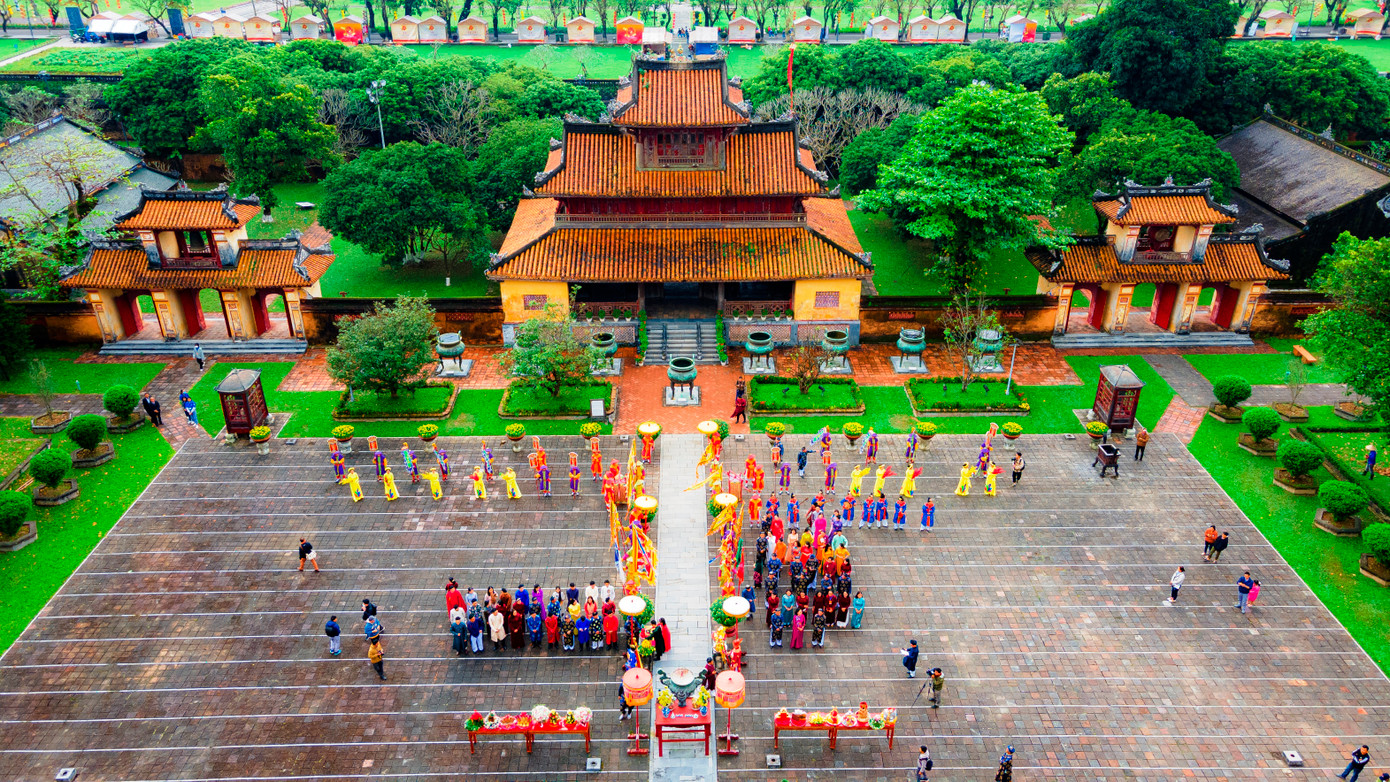 Tập trung hành lễ trong khu vực sân Thế miếu trước khi đưa các sản vật vào trong dâng lên cúng các vị vua nhà Nguyễn. Ảnh: Đình Hoàng.