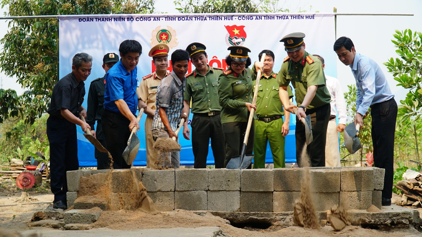 Tưng bừng chương trình 'Tháng 3 biên giới' tại TT-Huế ảnh 1