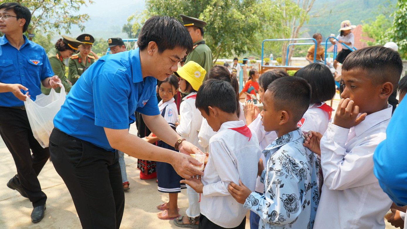 Anh Trần Gia Công, Ủy viên Thường vụ T.Ư Đoàn, Bí thư Tỉnh Đoàn TT-Huế tặng quà cho trẻ em vùng cao A Lưới