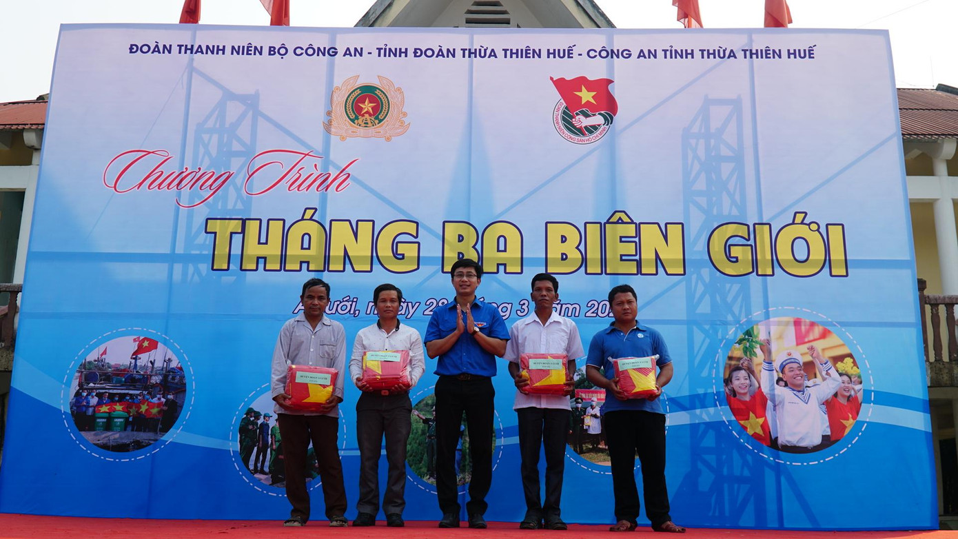 Tặng cờ Tổ quốc cho người dân A Lưới