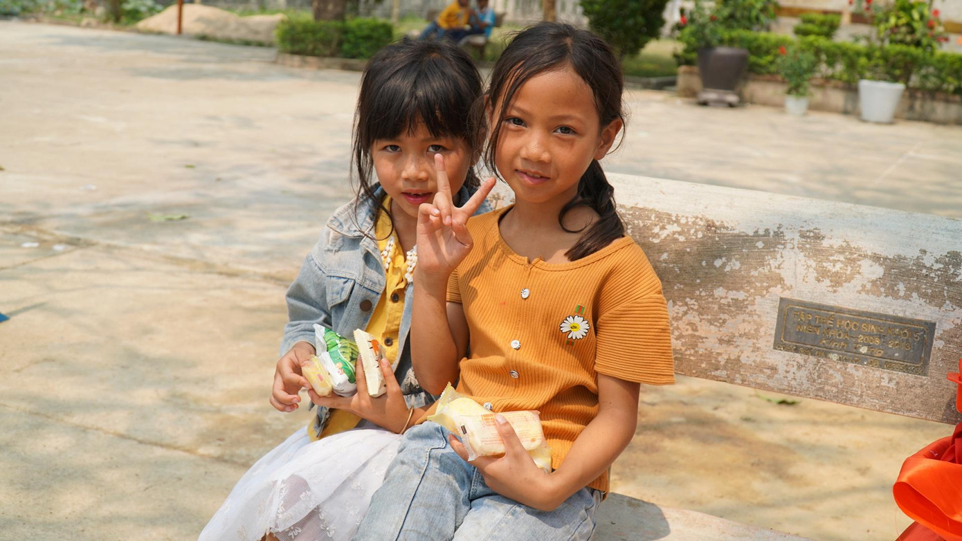 Trẻ em vùng cao rạng ngời cùng những món quà trên tay