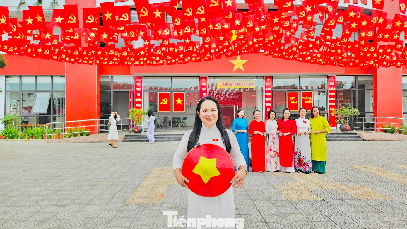 Chị Thanh Nga (sống tại Huế) xúc động chia sẻ: “Khi đứng giữa biển cờ đỏ thắm, tôi thực sự tự hào. Đây không chỉ là một nơi để chụp ảnh, mà còn là không gian để tưởng nhớ và biết ơn. Mỗi lá cờ như một nhịp cầu kết nối giữa hiện tại vươn mình và quá khứ hào hùng, vẻ vang của dân tộc”. Chị Thanh Nga (sống tại Huế) xúc động chia sẻ: “Khi đứng giữa biển cờ đỏ thắm, tôi thực sự tự hào. Đây không chỉ là một nơi để chụp ảnh, mà còn là không gian để tưởng nhớ và biết ơn. Mỗi lá cờ như một nhịp cầu kết nối giữa hiện tại vươn mình và quá khứ hào hùng, vẻ vang của dân tộc”.