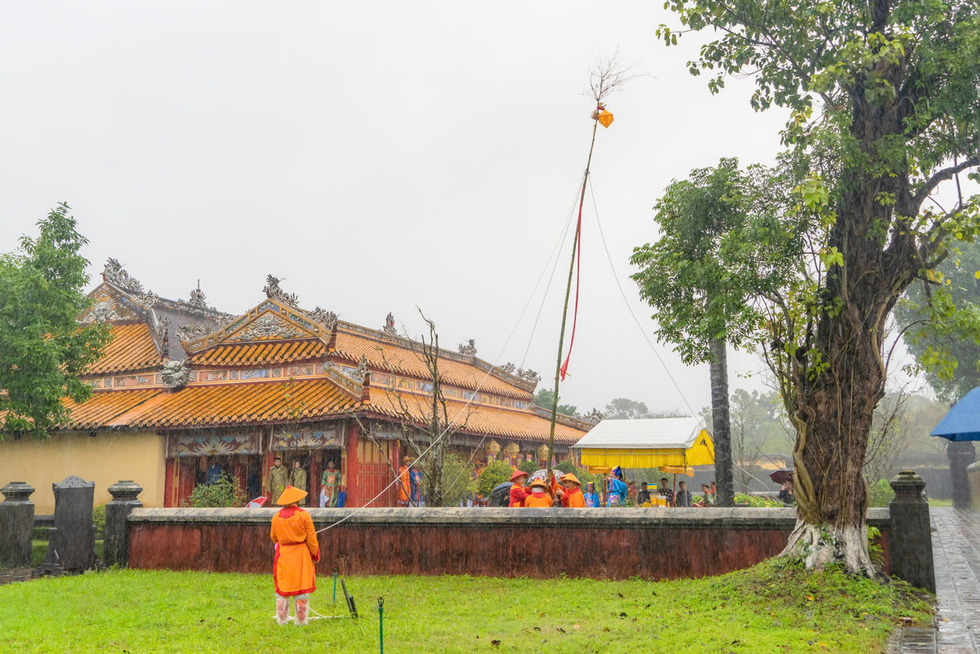 Ngày 4/2 (nhằm mùng 7 tháng Giêng), tại di tích Triệu Miếu, Thế Miếu - Đại nội Huế diễn ra lễ hạ nêu và khai ấn tân niên. Nghi thức được tái hiện trong Hoàng cung xưa, đánh dấu kỳ nghỉ Tết đã kết thúc để bước vào một năm làm việc mới. Ngày 4/2 (nhằm mùng 7 tháng Giêng), tại di tích Triệu Miếu, Thế Miếu - Đại nội Huế diễn ra lễ hạ nêu và khai ấn tân niên. Nghi thức được tái hiện trong Hoàng cung xưa, đánh dấu kỳ nghỉ Tết đã kết thúc để bước vào một năm làm việc mới.