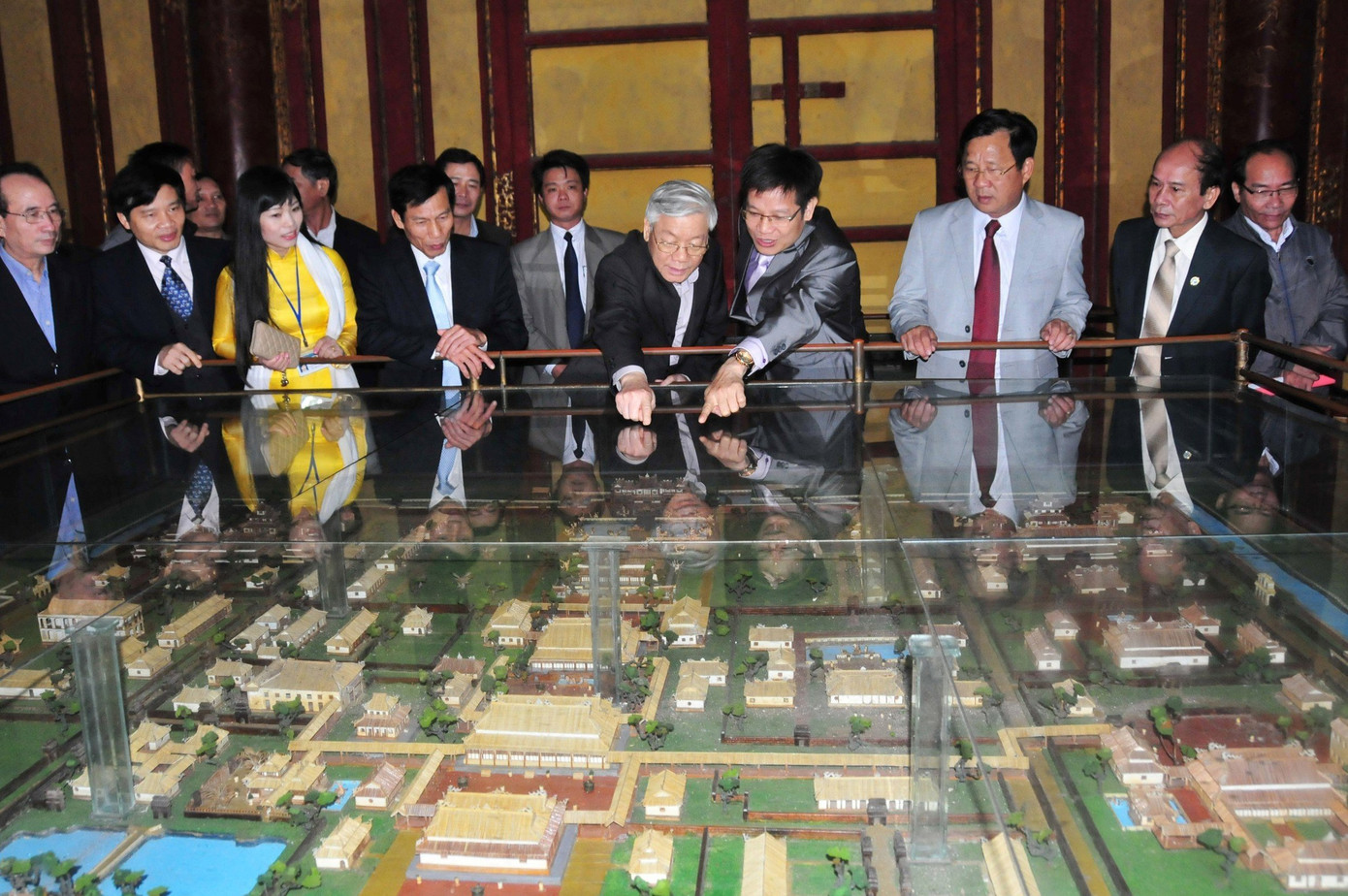 Tổng Bí thư Nguyễn Phú Trọng nghe giới thiệu về khu Di sản Huế và có những căn dặn tâm huyết đối với công cuộc bảo tồn di sản văn hóa Cố đô. Ảnh: Bảo Minh.