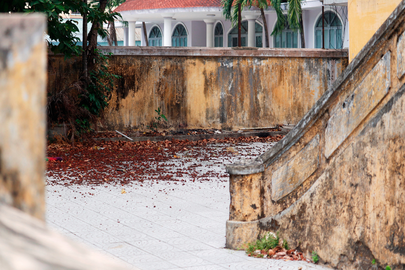 Theo ông Phan Quý Phương - Phó Chủ tịch UBND tỉnh TT-Huế, do vướng cơ chế, quy định về quản lý tài sản công, nhiều trụ sở cũ dọc đường Lê Lợi đang bỏ hoang, gây lãng phí công sản, sau khi các cơ quan hành chính di dời về khu làm việc mới tập trung ở đường Võ Nguyên Giáp.