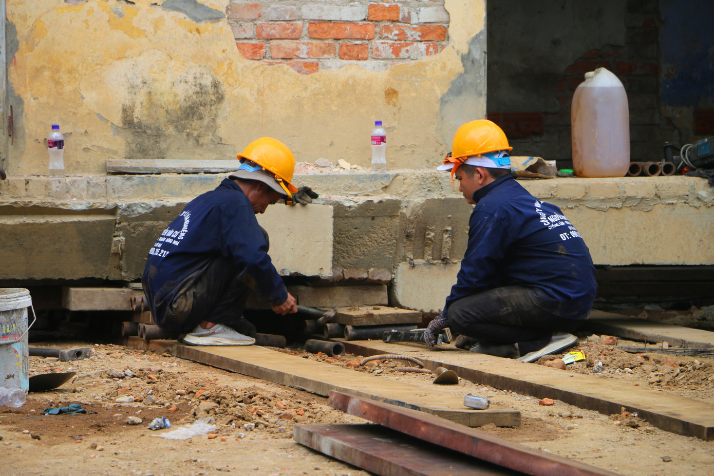 Để dịch chuyển công trình này đúng kỹ thuật, "thần đèn" Nguyễn Văn Cư cùng các cộng sự đã dùng ván, lăn, nêm và 2 máy vận hành 4 con ben thủy lực để kéo đại điện cũ lùi về phía sau đến vị trí mới của ngôi đại điện, với khoảng cách 18m.