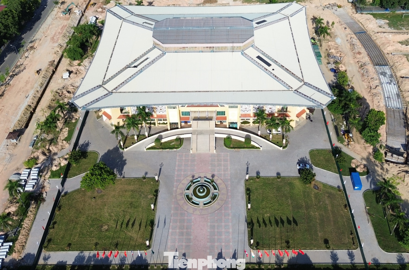 Riêng nhà thi đấu thể thao được giữ lại, nhưng sẽ cải tạo thành công trình văn hóa đa năng, được mở rộng quy mô công trình xây dựng từ tổng diện tích sàn 11.952 m2 lên 19.542 m2.