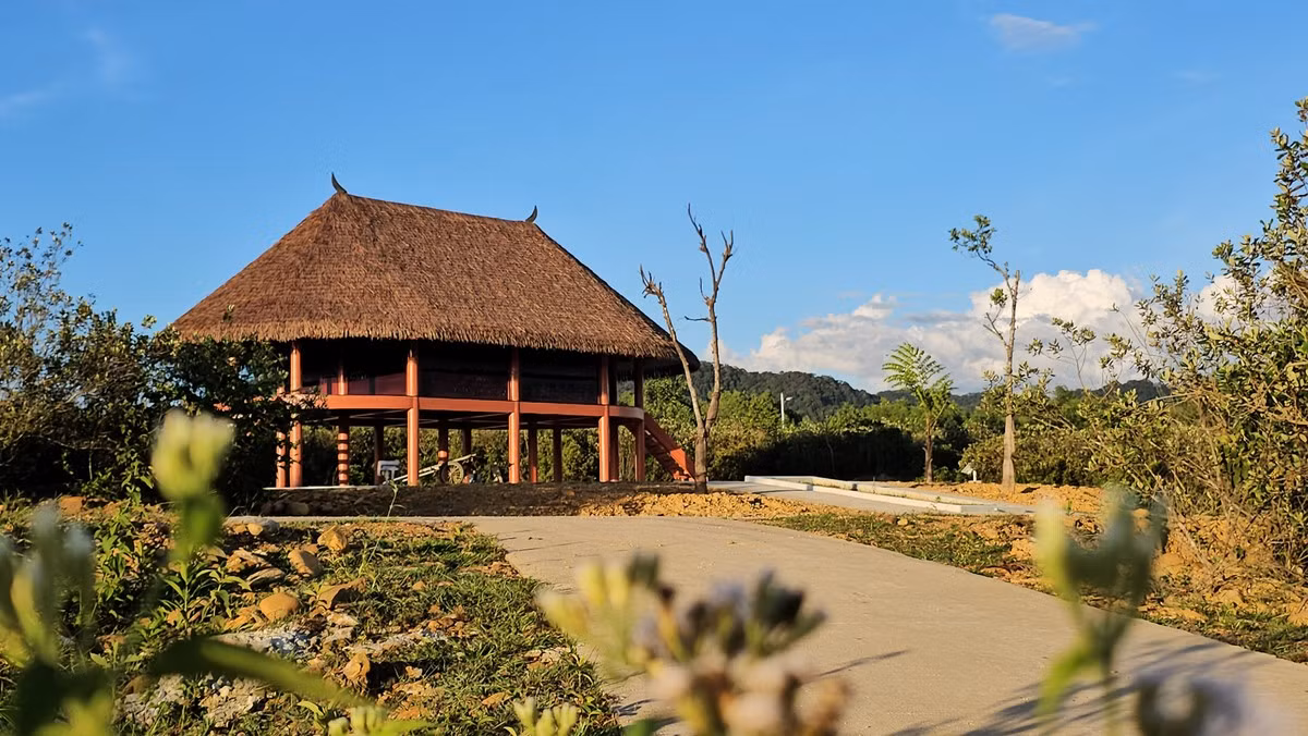 Nhà truyền thống của người Tà Ôi, huyện miền núi A Lưới. Nhà truyền thống của người Tà Ôi, huyện miền núi A Lưới.