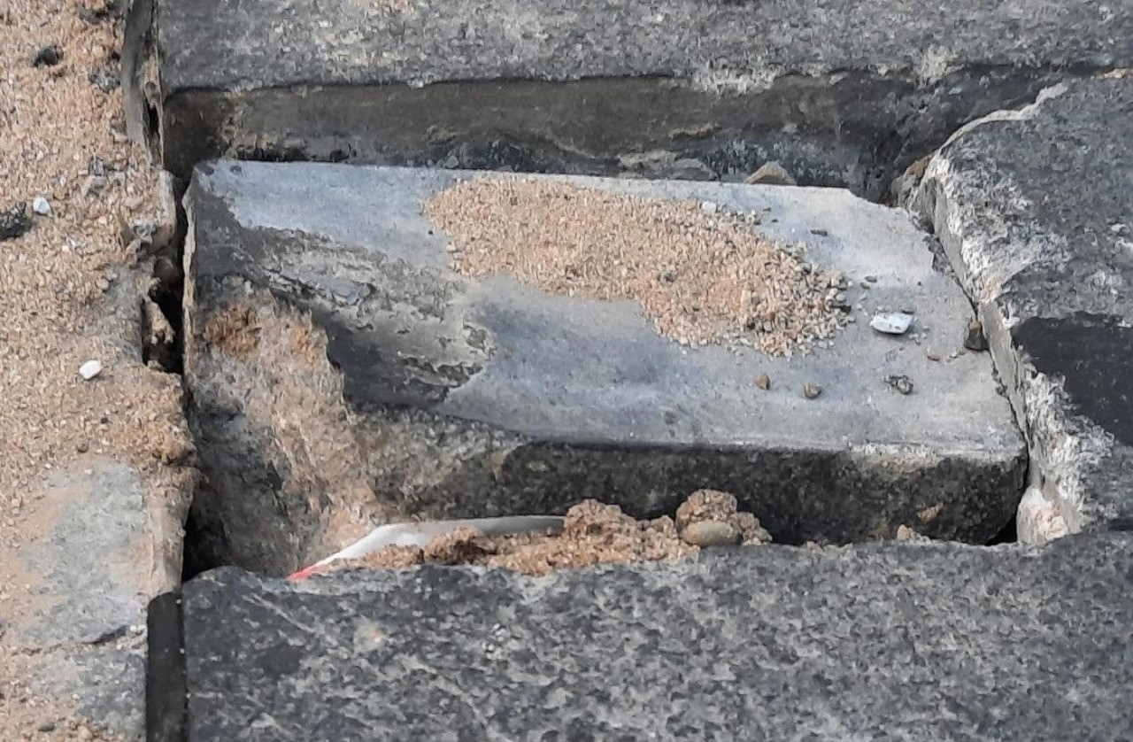 Đá lát bề mặt phố đi bộ Hai Bà Trưng bị khoan tách ra khỏi kết cấu chung để kiểm tra vì nhô vênh so với mặt bằng chung. Ảnh: T.H