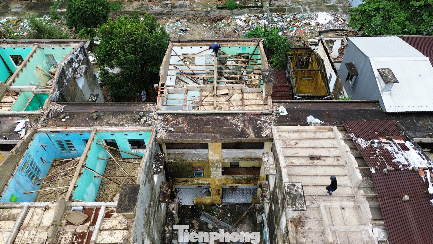 Thời gian qua, nhiều hộ dân đã tự nguyện di dời để nhà đầu tư triển khai dự án cải tạo, xây dựng lại chung cư. Tuy nhiên, đến tháng 10 năm nay, vẫn còn 12 hộ dân tại chung cư Đống Đa chưa chấp nhận di dời do chưa thống nhất phương án nhận tiền bồi thường và bàn giao mặt bằng. Một số hộ dân phản ánh, họ lo lắng về thời gian bố trí tạm cư, thời gian được cấp lại nhà ở bị kéo dài; đồng thời đề nghị bồi thường, hỗ trợ phần tiền đất mà người dân đã đóng trước đây…