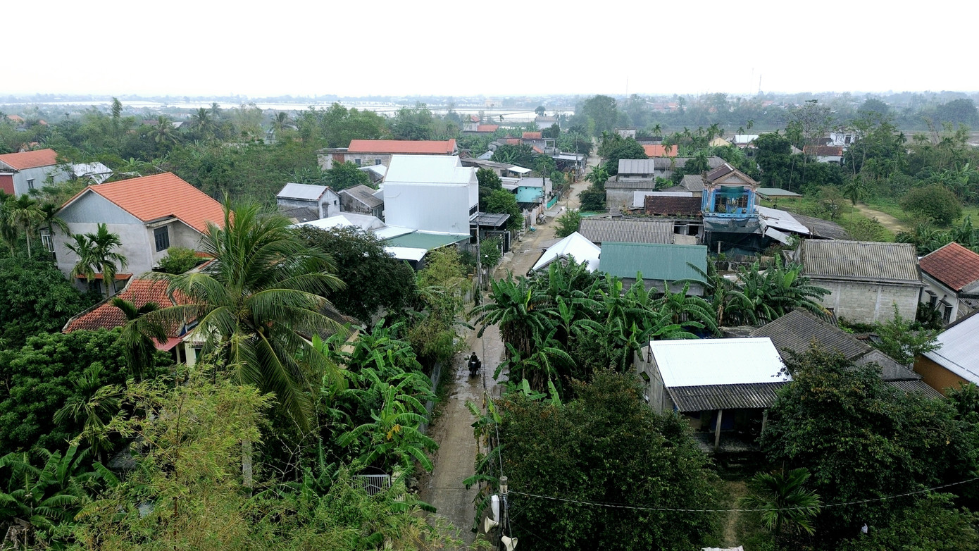 Một góc làng quê trù phú, xanh mướt, thân thiện, với nhiều ngôi nhà mới khang trang ở Vân Cù. Một góc làng quê trù phú, xanh mướt, thân thiện, với nhiều ngôi nhà mới khang trang ở Vân Cù.