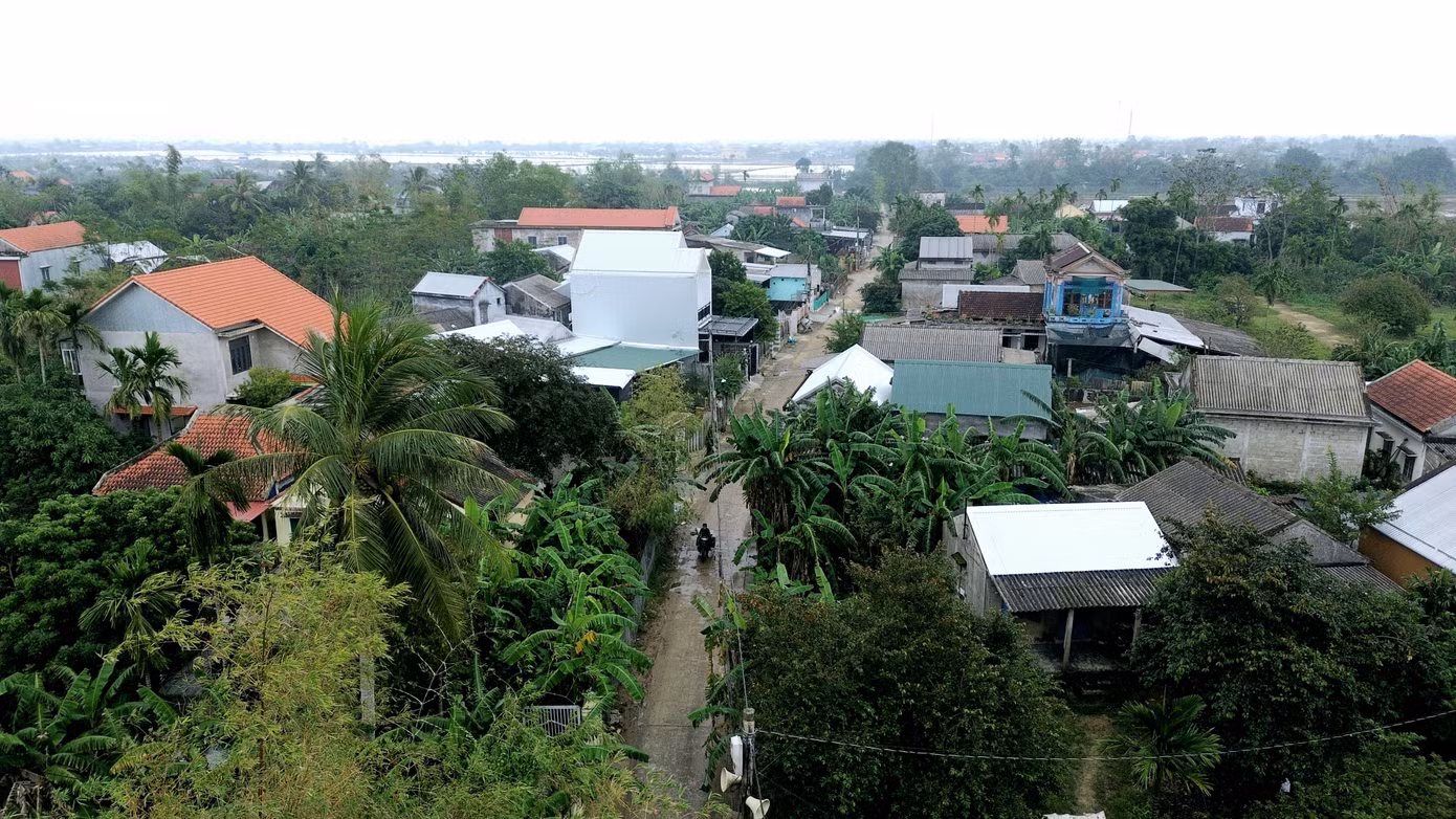 Một góc làng quê trù phú, xanh mướt, thân thiện, với nhiều ngôi nhà mới khang trang ở Vân Cù. Một góc làng quê trù phú, xanh mướt, thân thiện, với nhiều ngôi nhà mới khang trang ở Vân Cù.