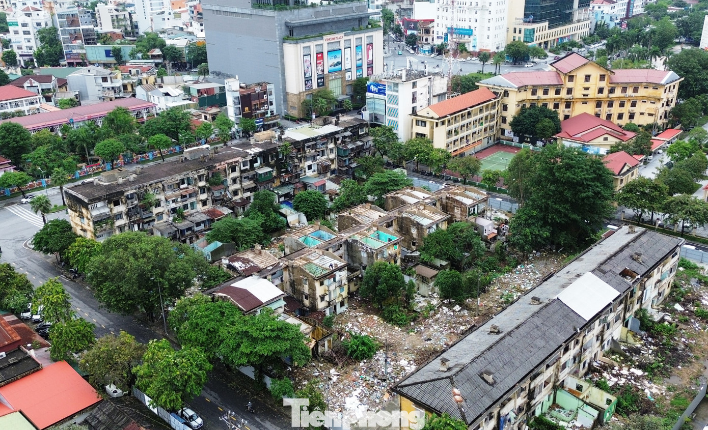 Chung cư Đống Đa từng là nơi sinh sống của hơn 200 hộ dân. Khu chung cư gồm 5 dãy nhà (A, B, C, D, E) được xây dựng, đưa vào sử dụng từ những năm 1979 - 1988, với tổng diện tích xây dựng 3.307m2, tổng diện tích sàn sử dụng 7.971m2. Sau hàng chục năm khai thác, các dãy nhà của khu chung cư xuống cấp nghiêm trọng, luôn trong cảnh nhếch nhác đã ảnh hưởng đến cuộc sống, sinh hoạt của hàng trăm hộ dân và mỹ quan đô thị.
