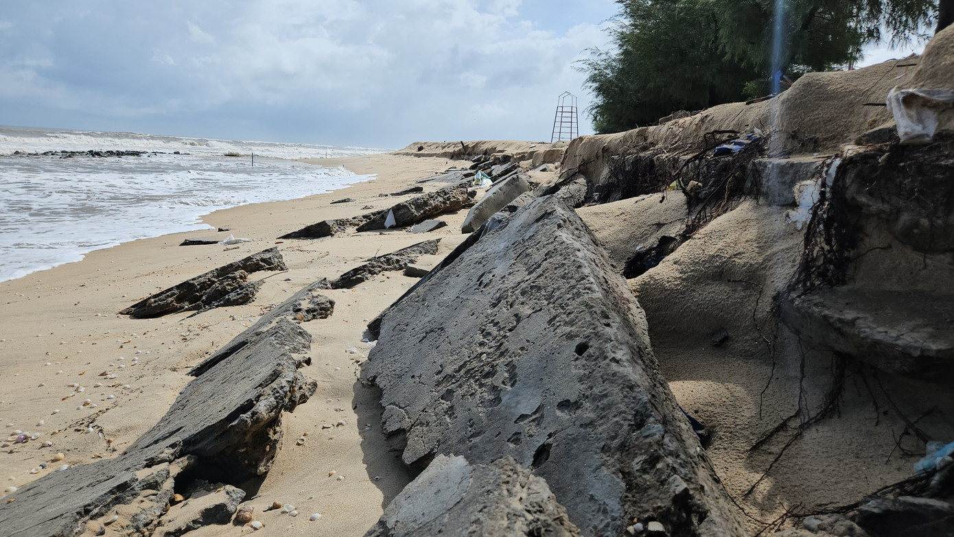 Sạt lở nghiêm trọng tại bờ biển xã Phú Thuận, huyện Phú Vang, tỉnh TT-Huế. Sạt lở nghiêm trọng tại bờ biển xã Phú Thuận, huyện Phú Vang, tỉnh TT-Huế.