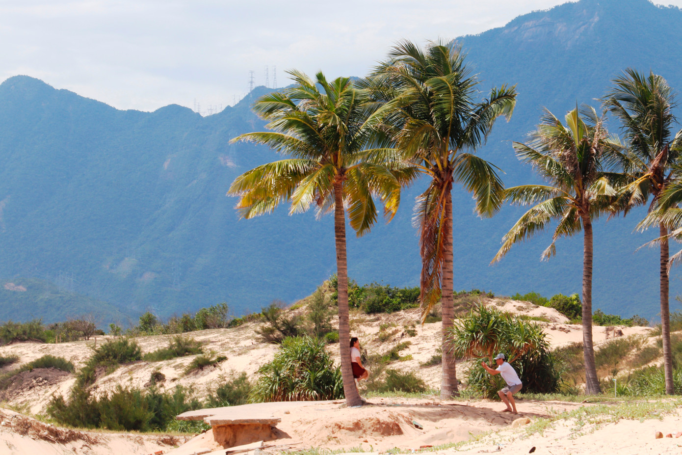 Du khách tìm đến check-in, chụp hình lưu niệm bãi biển Lăng Cô. Du khách tìm đến check-in, chụp hình lưu niệm bãi biển Lăng Cô.