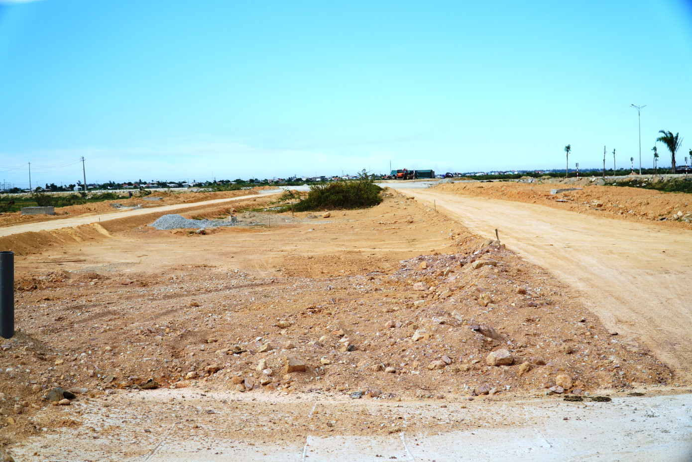 Hiện trường công trình ngổn ngang, nền đường tại đây chỉ được đắp bằng lớp cấp phối đồi lớp dưới.