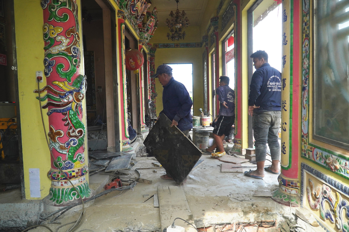 Sau khi tìm hiểu qua nhiều nguồn thông tin, người chủ của ngôi nhà thờ đã tìm đến “thần đèn” Nguyễn Văn Cư và cộng sự nhờ can thiệp, xử lý sự cố nghiêng lún bất thường này.