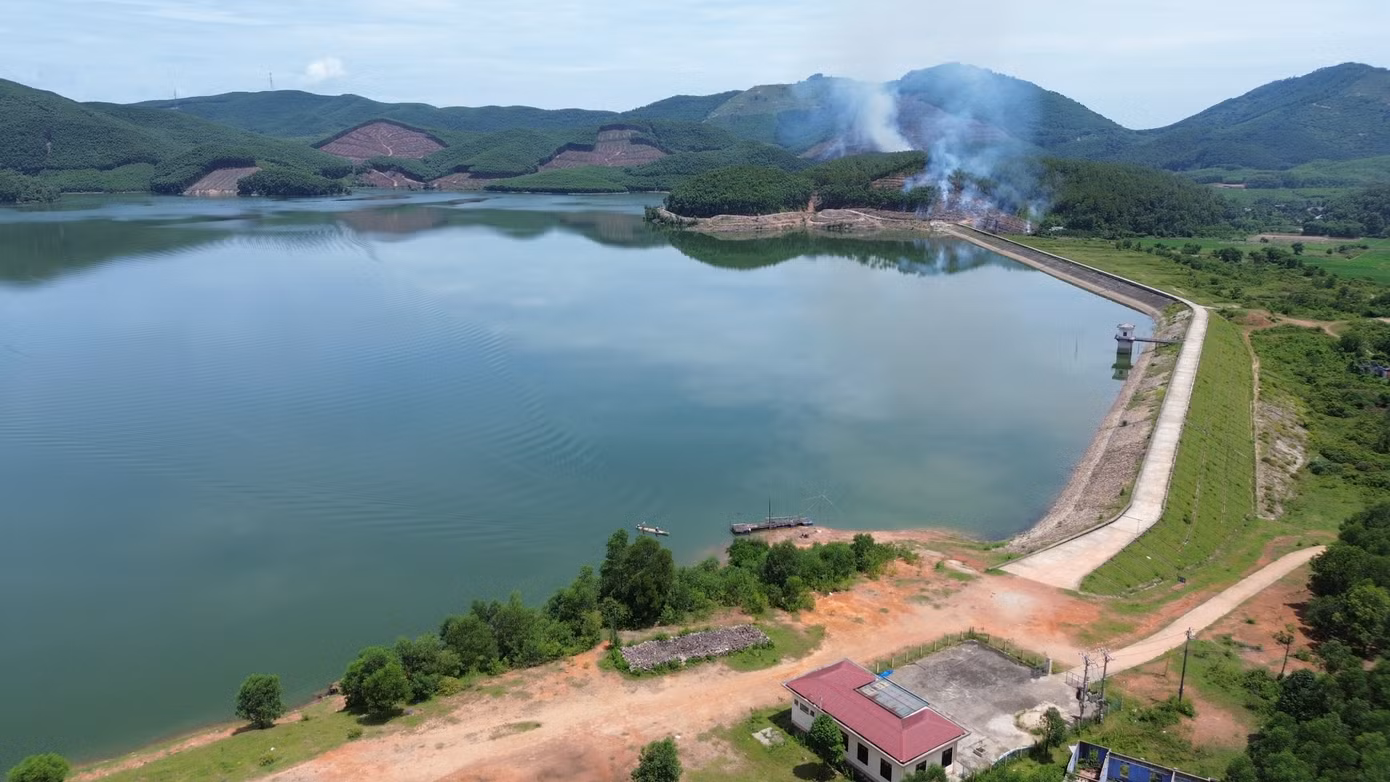 Về lâu dài, các địa phương cần phối hợp với đơn vị chủ hồ, cơ quan chức năng tổ chức kiểm định an toàn định kỳ 5 năm/lần, nhằm phát hiện hư hỏng kịp thời, đánh giá đúng mức độ an toàn. Việc duy tu, sửa chữa hồ đập cần được đưa vào kế hoạch đầu tư công hằng năm, đồng thời bố trí kinh phí hợp lý để nâng cấp hệ thống thủy lợi, tăng khả năng điều tiết lũ và thích ứng với biến đổi khí hậu. Về lâu dài, các địa phương cần phối hợp với đơn vị chủ hồ, cơ quan chức năng tổ chức kiểm định an toàn định kỳ 5 năm/lần, nhằm phát hiện hư hỏng kịp thời, đánh giá đúng mức độ an toàn. Việc duy tu, sửa chữa hồ đập cần được đưa vào kế hoạch đầu tư công hằng năm, đồng thời bố trí kinh phí hợp lý để nâng cấp hệ thống thủy lợi, tăng khả năng điều tiết lũ và thích ứng với biến đổi khí hậu.