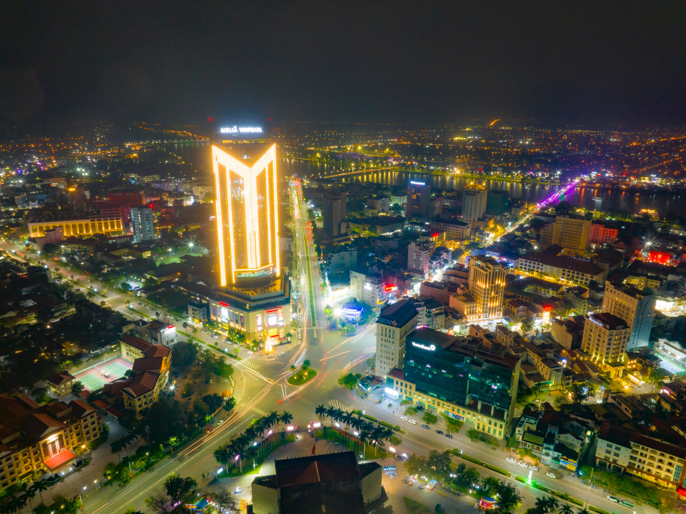 Những ngày này, Huế bước vào mùa Giáng sinh 2022. Không chỉ tại các khu vực nhà thờ lớn, mà ở những địa điểm công cộng của đất Cố đô, không khí mừng đón Giáng sinh cũng trở nên rộn ràng, với nhiều sắc màu lung linh. Đây là một trong những thời điểm đáng nhớ trong năm để nhiều người, nhất là giới trẻ, có dịp tận hưởng không khí lễ Noel an lành, bình yên và ấm cúng. Ảnh: Đình Hoàng