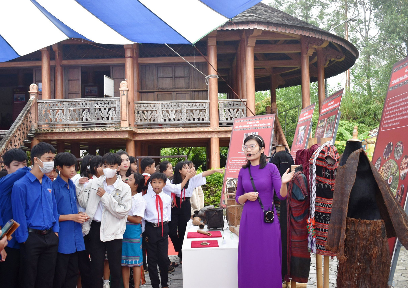 Đoàn viên, thanh niên, học sinh vùng cao A Lưới được nghe giới thiệu về di sản văn hóa đặc sắc của vùng đất mình đang sinh sống, học tập.