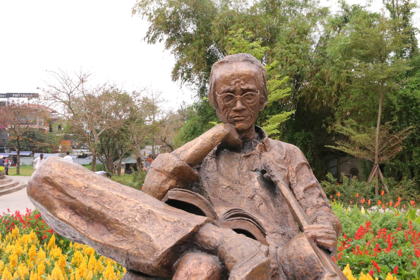 Theo UBND TP. Huế, lễ khánh thành tượng nghệ thuật Trịnh Công Sơn là hoạt động nhằm ghi nhận những đóng góp của cố nhạc sĩ dành cho nền tân nhạc Việt Nam nói chung và cho Huế nói riêng, góp phần tôn tạo cảnh quan chung của Cố đô Huế và không gian bờ sông Hương - những “chất liệu”, hình ảnh không thể thiếu trong âm nhạc Trịnh Công Sơn. Ảnh: Luân Nguyễn