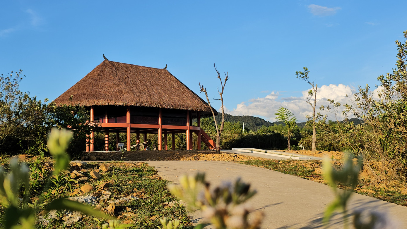 Nhà truyền thống của người Tà Ôi tại Làng văn hóa. Nhà truyền thống của người Tà Ôi tại Làng văn hóa.