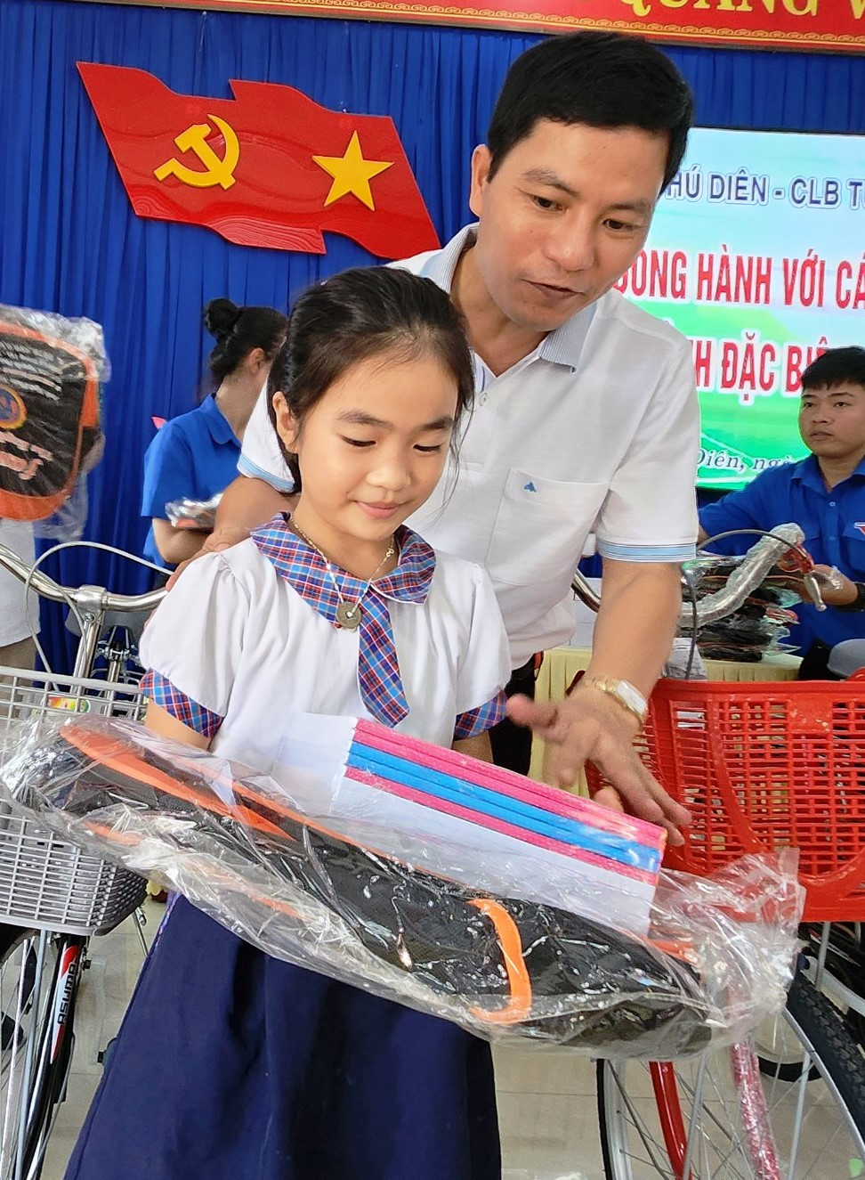 Đại diện Câu lạc bộ “Tủ chắp cánh tương lai” tỉnh TT-Huế trao xe đạp, quà cho học sinh có hoàn cảnh khó khăn xã Phú Diên. Đại diện Câu lạc bộ “Tủ chắp cánh tương lai” tỉnh TT-Huế trao xe đạp, quà cho học sinh có hoàn cảnh khó khăn xã Phú Diên.