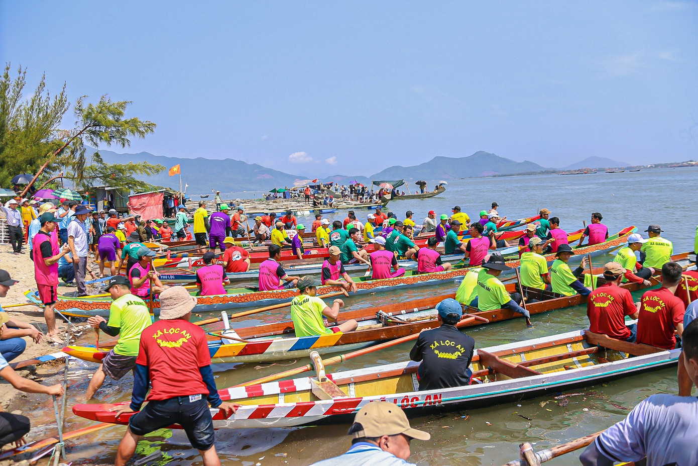 Hội đua thuyền trên đầm Lập An thuộc khuôn khổ chương trình kỷ niệm 15 năm vịnh đẹp thế giới Lăng Cô. Hội đua thuyền trên đầm Lập An thuộc khuôn khổ chương trình kỷ niệm 15 năm vịnh đẹp thế giới Lăng Cô.