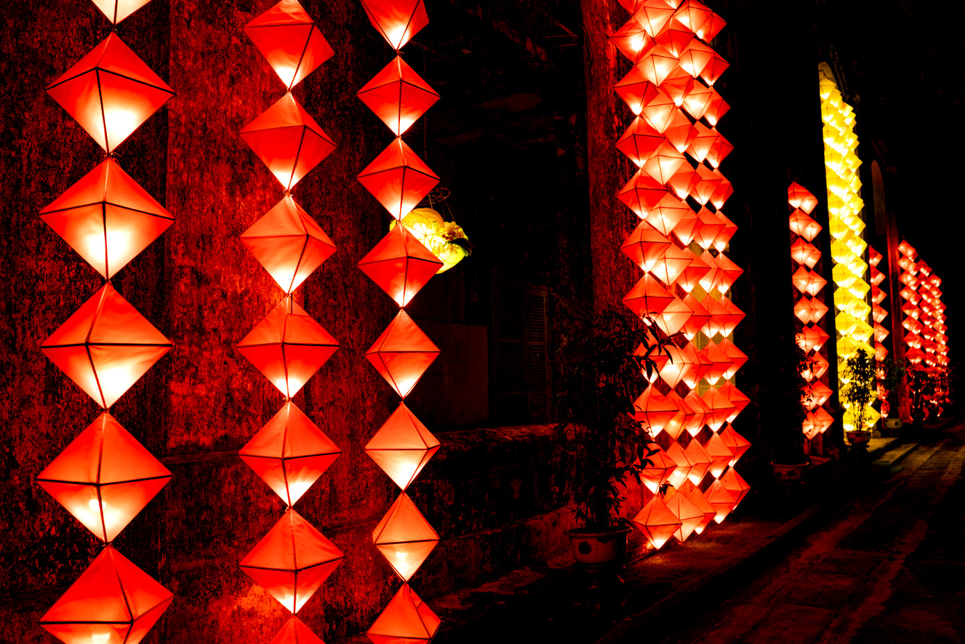 Đèn lồng truyền thống Huế. (Ảnh: Đình Hoàng)